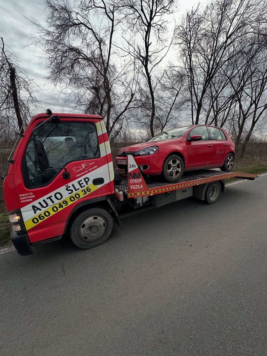 Slepovanje crvenog Golfa - slep služba Pančevo